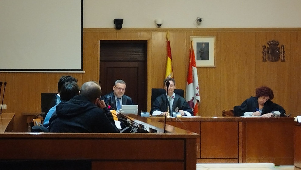 Tres años de cárcel para la hija, el yerno y el exmarido de una maltratada por meterla en un coche a la fuerza. En la imagen, los acusados de espaldas durante la vista de conformidad celebrada en la Audiencia de Valladolid.