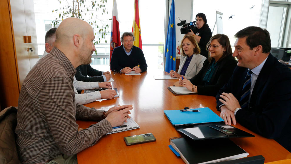 El consejero de Desarrollo Rural, Ganadería, Pesca y Alimentación, Pablo Palencia, recibe a la presidenta de la Confederación Hidrográfica del Cantábrico, Bárbara Monte Donapetry, y al alcalde de Puente Viesgo, Óscar Villegas