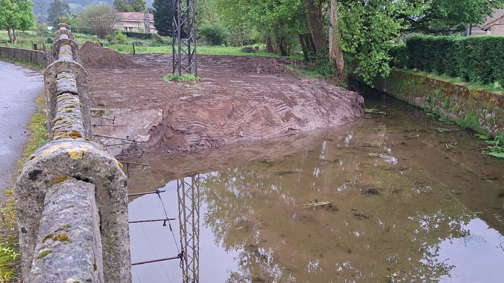 Labores de limpieza en el cauce del río Campiezo en Hazas de Cesto