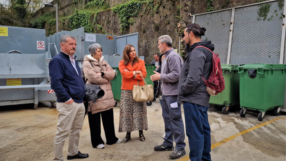 Paula Fernández con trabajadores del servicio de limpieza de Valdecilla ante la nueva planta de residuos