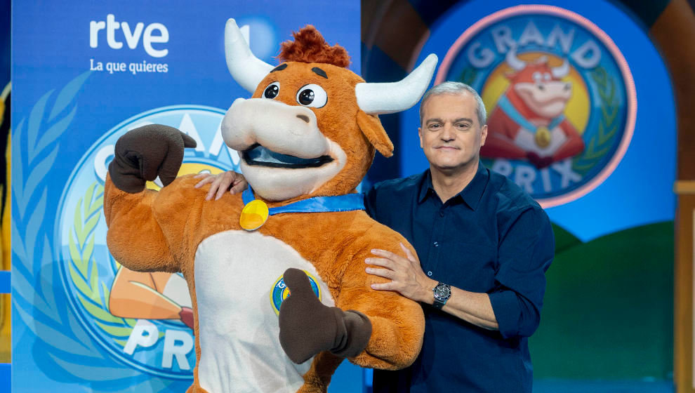 El presentador Ramón García junto a la nueva mascota del programa ‘El Grand Prix del Verano'