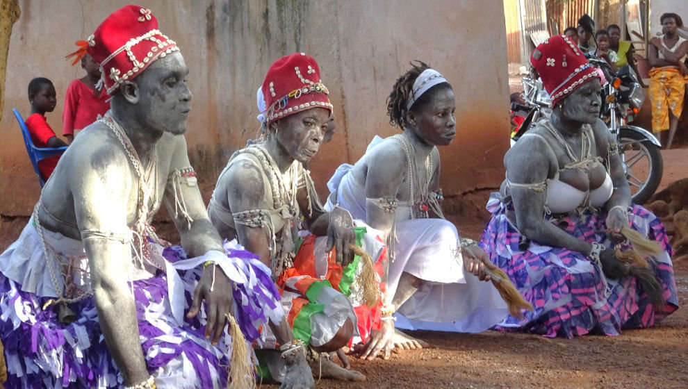 0 LOS KOMIAN DE AKUAKRO PREPARANDOSE PARA LA DANZA