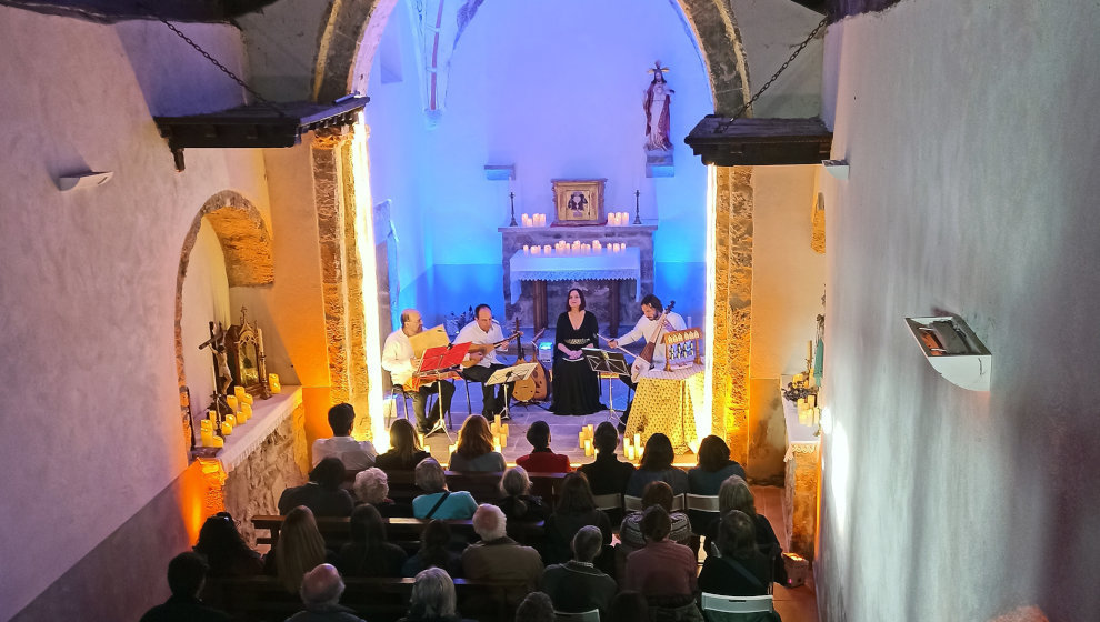 La consejera de Cultura, Turismo y Deporte, Eva Guillermina Fernández, asiste al concierto ‘Aquel Trovar’ dentro de los actos programados del proyecto 'Caminos que nos unen'