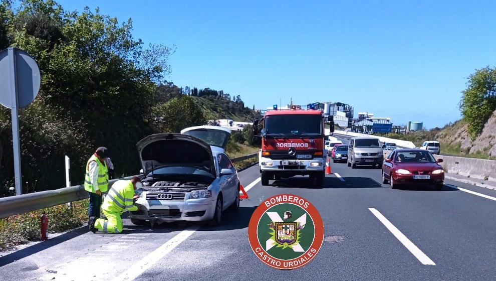 Bomberos de Castro sofocan un coche incendiado en la A-8 en Ontón