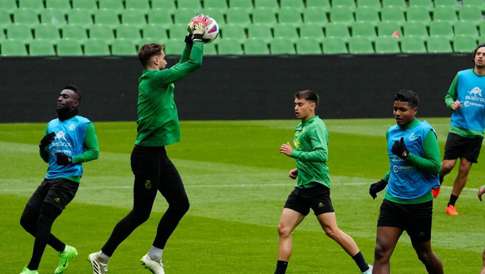 El portero Jokin Ezkieta, durante un entrenamiento del Racing