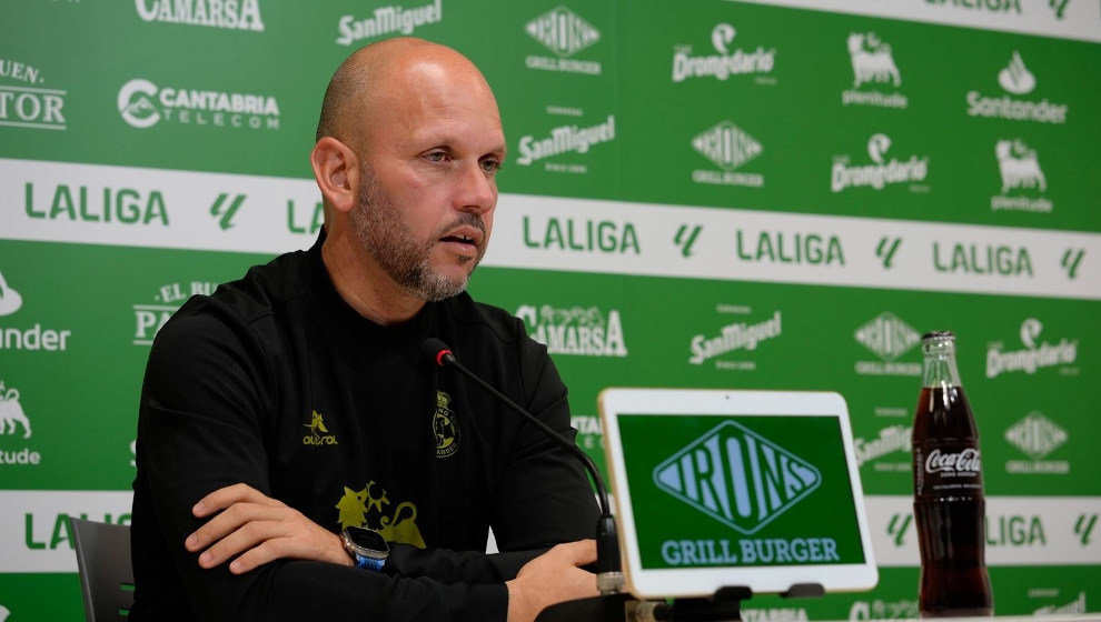 El entrenador del Racing, José Alberto, durante la rueda de prensa