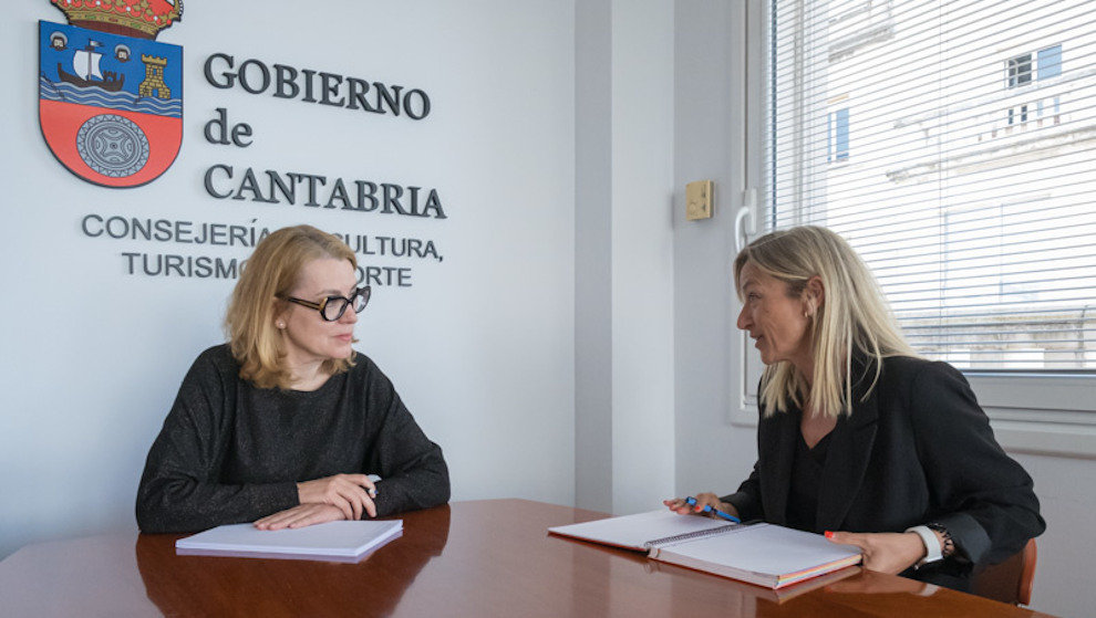 La consejera de Cultura, Turismo y Deporte, Eva Guillermina Fernández, recibe a la alcaldesa de Castro Urdiales