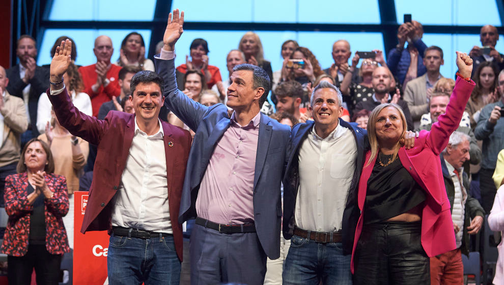 Pedro Sánchez junto al secretrio general del PSOE de Cantabria, Pablo Zuloaga; al portavoz del partido en Santander, Daniel Fernández; y a la diputada Noelia Cobo