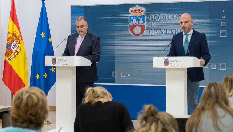 El consejero de Fomento, Ordenación del Territorio y Medio Ambiente, Roberto Media, presenta, en rueda de prensa, la iniciativa para el análisis de la presencia de microplásticos en los espacios protegidos de Mancomunidad de Municipios Sostenibles