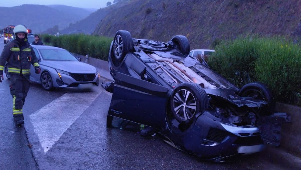 Coche volcado en la A-67