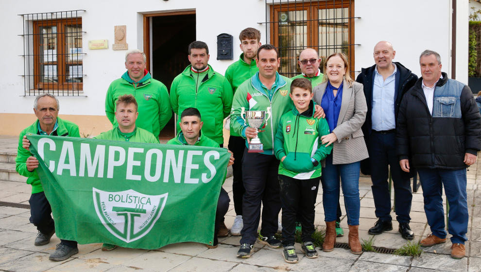 Integrantes de la peña Valle de Villaverde, ganadora del torneo Presidenta del Gobierno de Cantabria de pasabolo tablón de Liendo, junto a la consejera de Presidencia, Isabel Urrutia