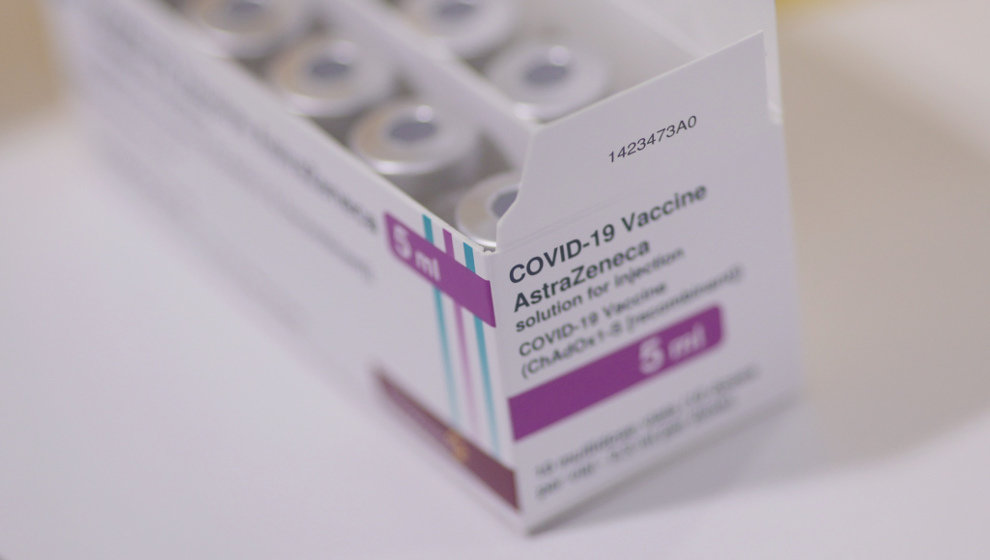 Caja con dosis de la vacuna de AstraZeneca contra el Covid-19