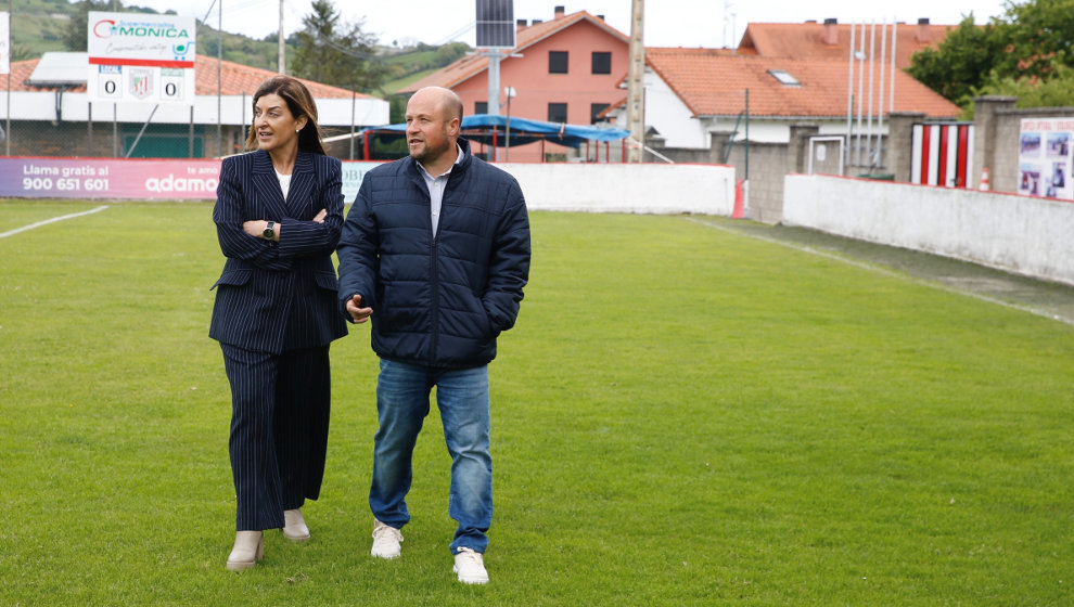  La presidenta de Cantabria, María José Sáenz de Buruaga, y el alcalde de Bárcena de Pie de Concha, Agustín Mantecón, en el campo de fútbol del municipio 