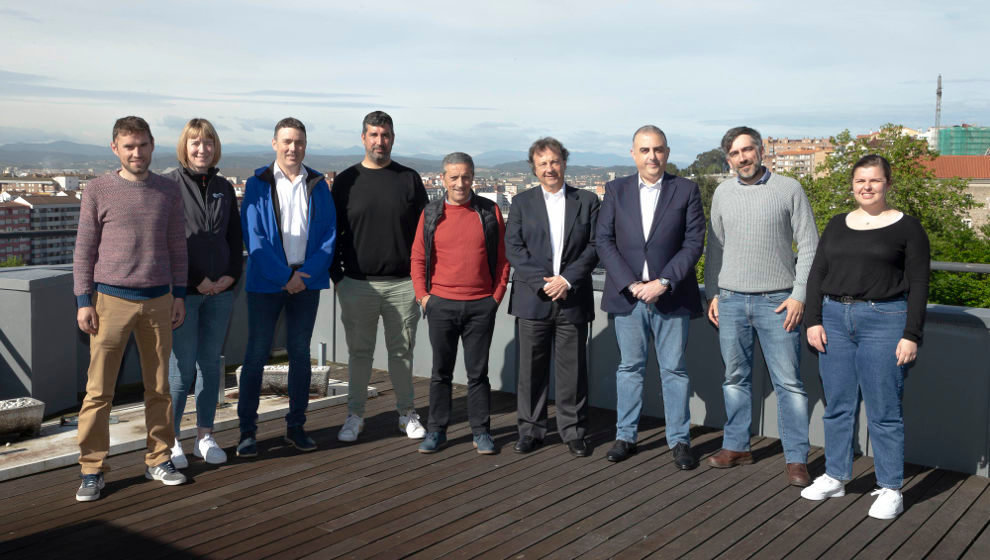 Los consejeros de Medio Ambiente, Roberto Media, y de Desarrollo Rural, Pablo Palencia, con representantes de los centros de interpretación