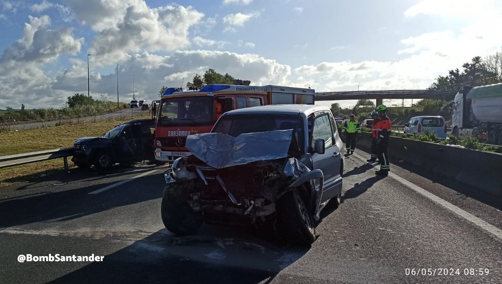 Un accidente múltiple con dos heridos provoca retenciones de cuatro kilómetros en la S-10