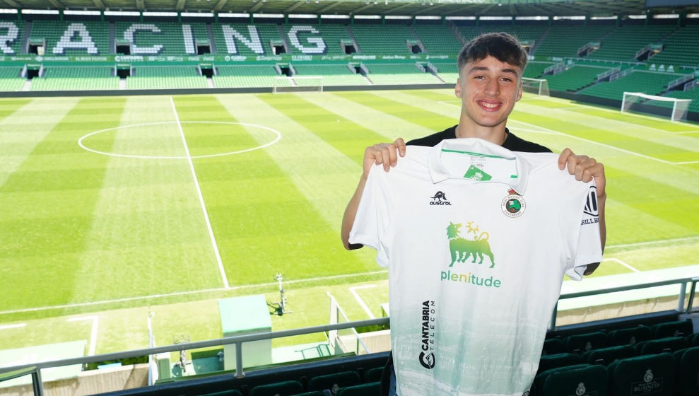 Jorge Salinas posa en El Sardinero con la camiseta verdiblanca