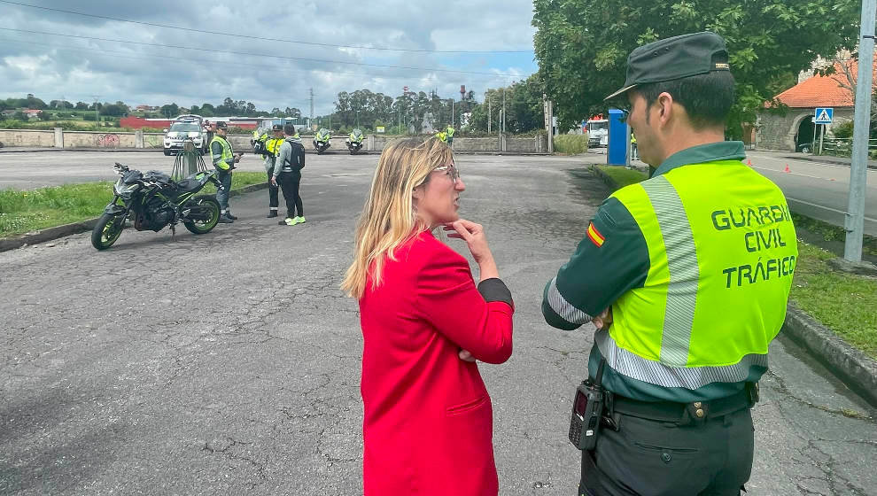 La delegada del Gobierno, Eugenia Gómez de Diego, en el control de motocicletas