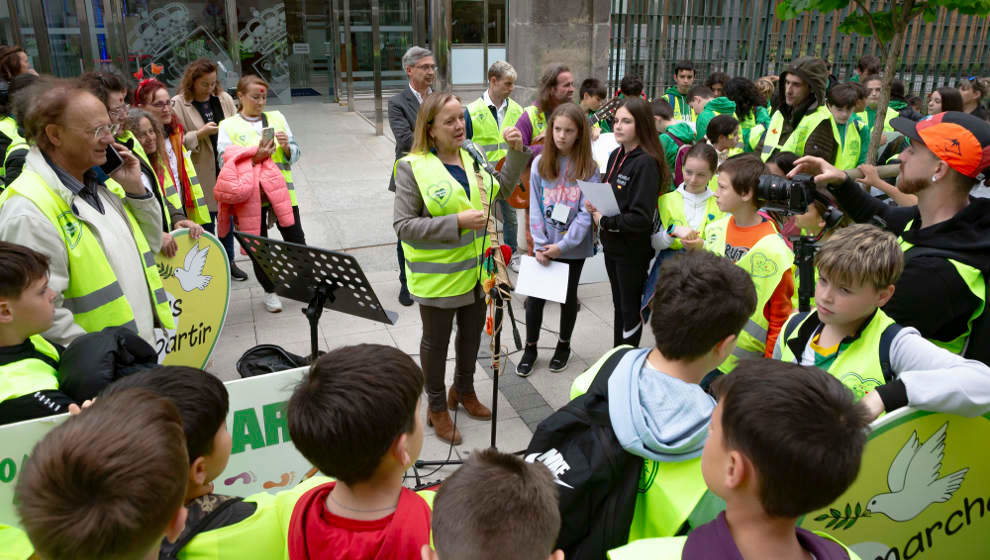 La consejera de Presidencia, Justicia, Seguridad y Simplificación Administrativa, Isabel Urrutia, asiste a la entrega solidaria de alimentos para el Proyecto Mariposa en la Caminata Saludable