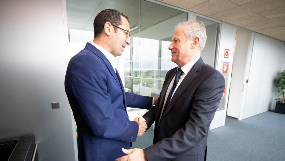 El consejero de Industria, Empleo, Innovación y Comercio, Eduardo Arasti, recibe al alcalde de Val de San Vicente