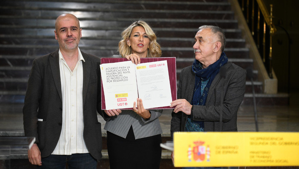 El secretario general de CCOO, Unai Sordo; la vicepresidenta segunda y ministra de Trabajo, Yolanda Díaz, y el secretario general de UGT, Pepe Álvarez, posan durante la firma de un acuerdo de diálogo social con UGT y CCOO, en la sede del Ministerio