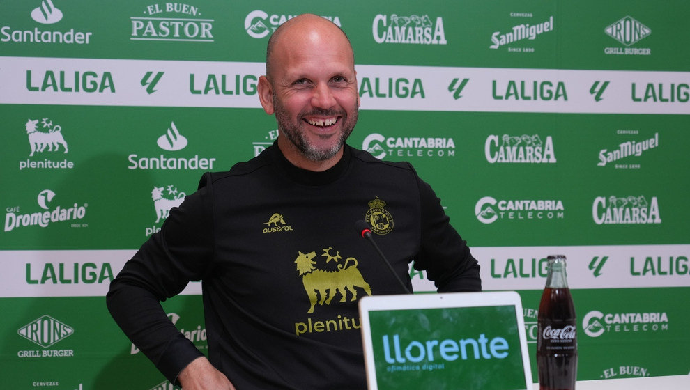 El entrenador del Racing, José Alberto, durante la rueda de prensa