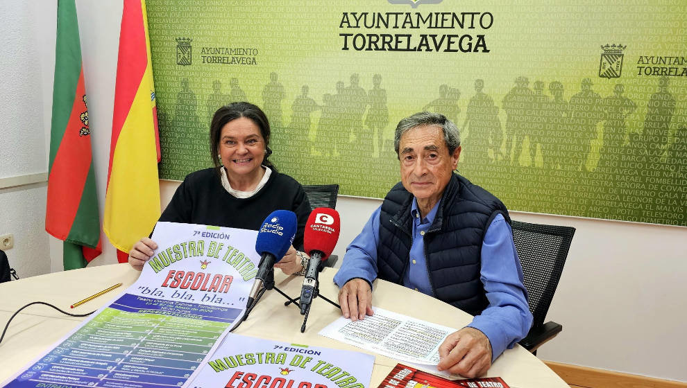 La concejala de Cultura, Esther Vélez, y el presidente de la Asociación Amigos del Teatro Concha Espina, Miguel Ángel Romero