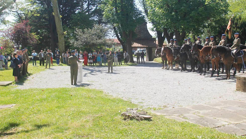 La unidad de Artillería de la Guardia Real realiza un homenaje a Pedro Velarde en su casa natal de Muriedas