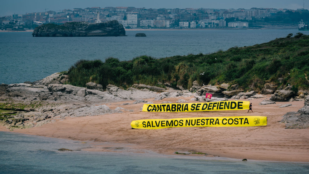 Pancarta gigante en la isla de Santa Marina contra %22la masificación turística%22
