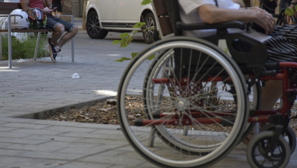 Una persona en silla de ruedas