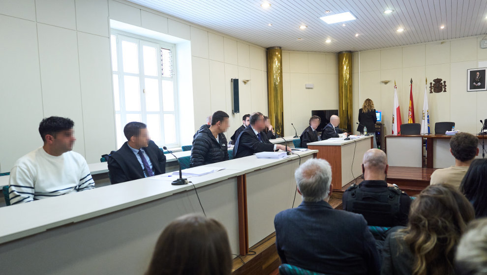 Los acusados (1i) y (3i) durante el juicio por el accidente mortal de Castelar,