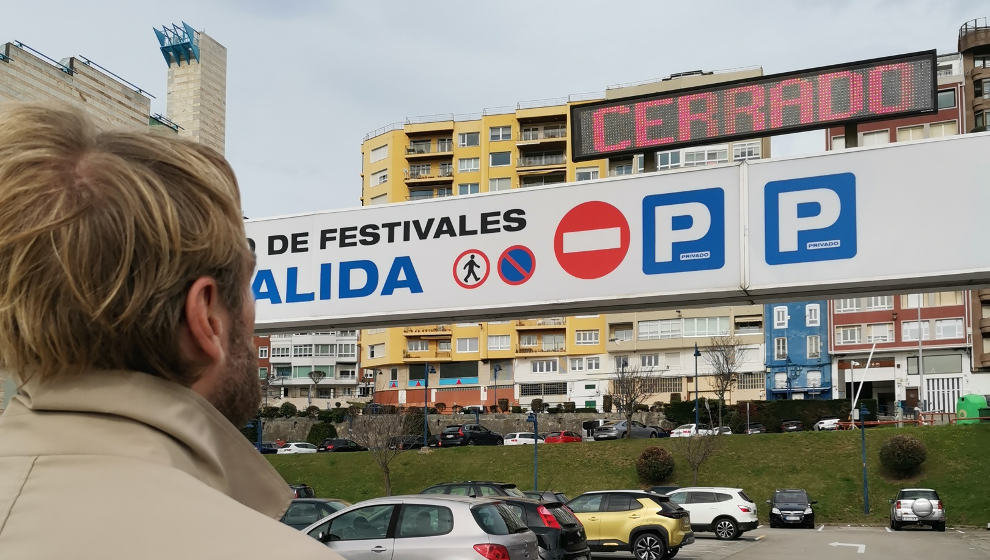 El portavoz del PRC en Santander, Felipe Piña, frente al aparcamiento del Palacio de Festivales