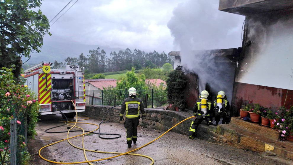Bomberos sofocan un incendio en una casa de aperos en Saro
