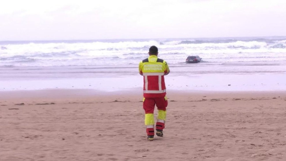 Encalla un coche en el mar de la playa de Oyambre