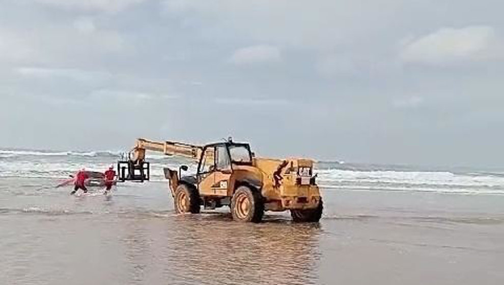  Un vehículo pesado saca del mar, en la playa de Oyambre, al turismo que quedó encallado 