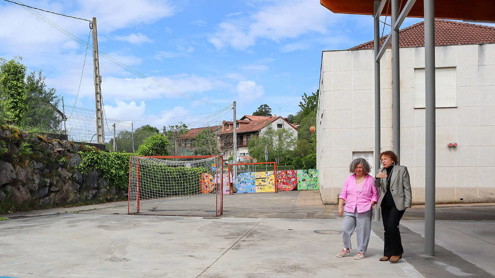 La alcaldesa de Comillas, María Teresa Noceda, en el CEIP Jesús Cancio junto a su directora 