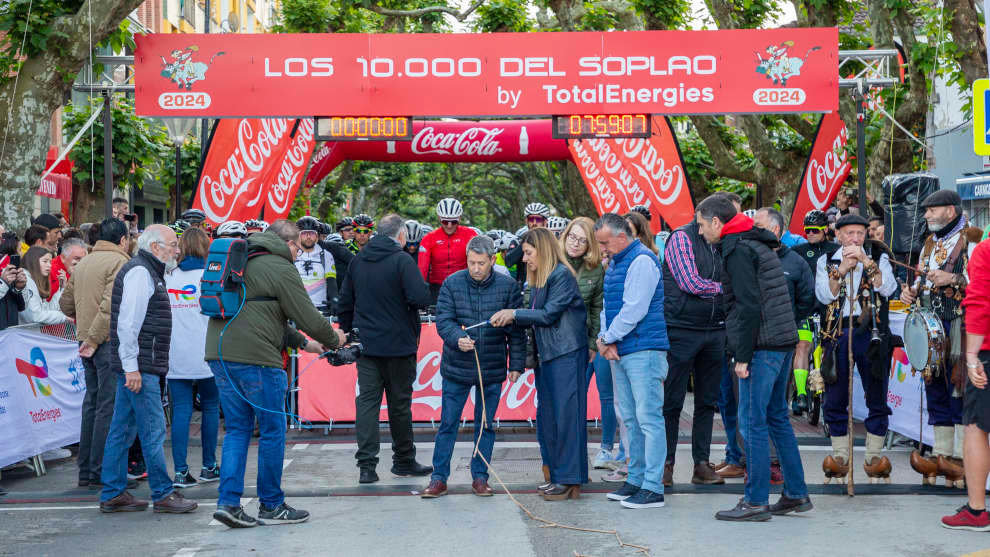 La presidenta de Cantabria, María José Sáenz de Buruaga, dando la salida a la prueba de 'Los 10.000 de El Soplao'