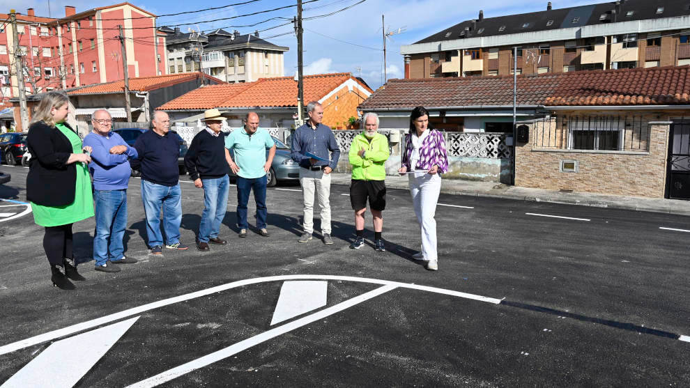 La alcaldesa, Gema Igual, se ha trasladado a esta calle santanderina para comprobar los trabajos, acompañada por la concejala de Barrios, Lorena Gutiérrez