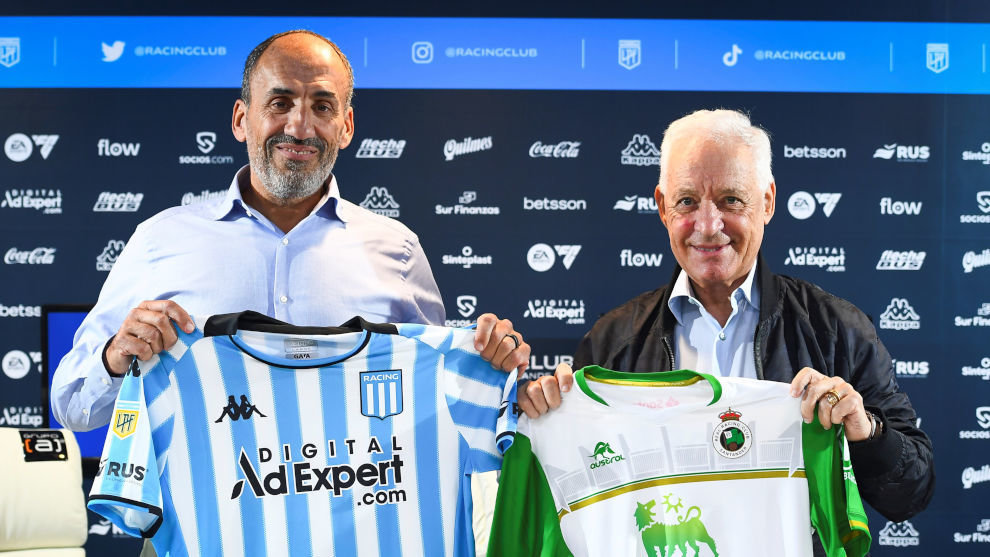 El presidente del Racing de Avellaneda, Víctor Blanco (derecha) y el consejero, máximo accionista de la entidad verdiblanca y presidente de la Fundación Real Racing Club, Sebastián Ceria, posan con la camiseta de ambos equipos