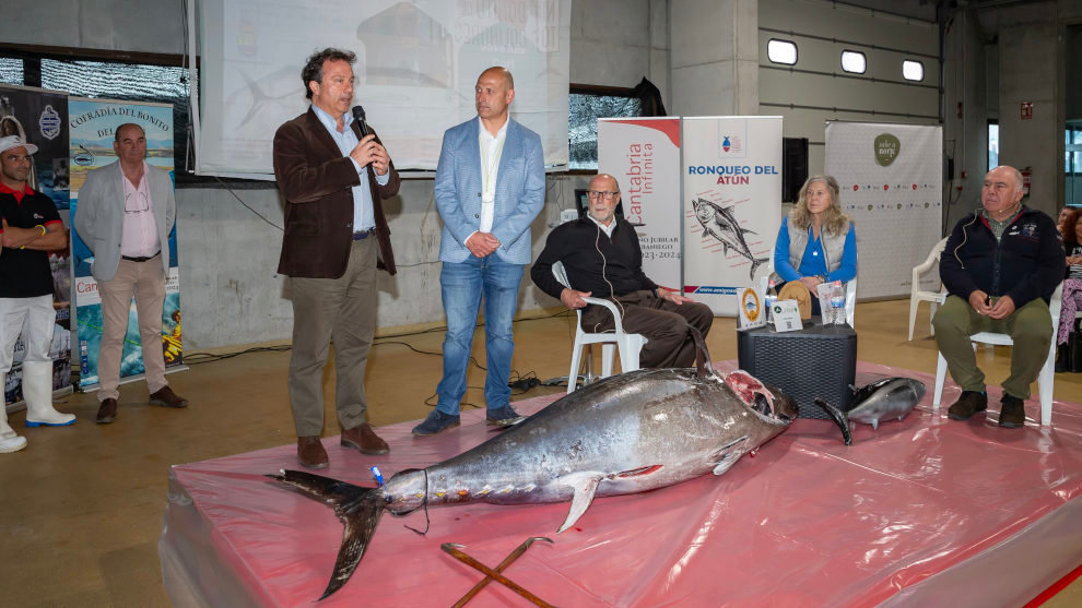 El consejero de Desarrollo Rural, Ganadería, Pesca y Alimentación, Pablo Palencia, asisten al ronqueo de atún rojo