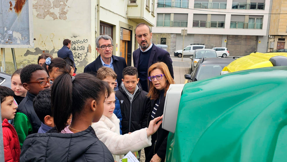 El alcalde, Javier López Estrada, y el concejal de Aguas Torrelavega, Pedro Pérez Noriega, junto a alumnos participantes en el Concurso Escolar de Reciclaje de Vidrio y Envases 'Reto Reciclaje Responsable'