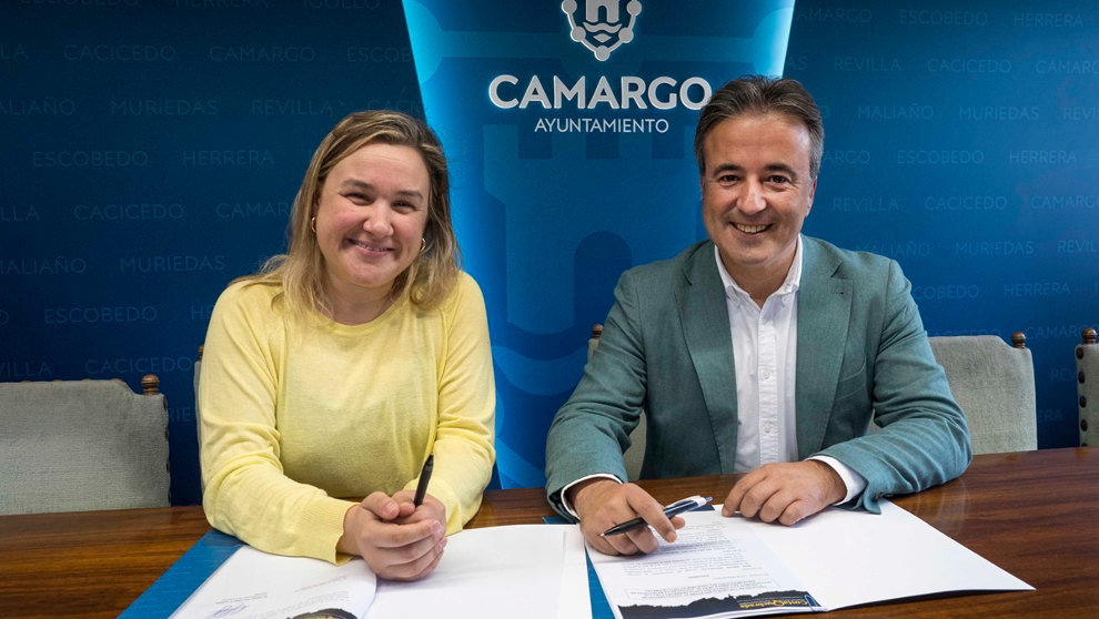 El alcalde de Camargo, Diego Movellán, y la secretaria de la Asociación Costa Quebrada, Lucía Dirube, suscriben el convenio de colaboración para 2024 