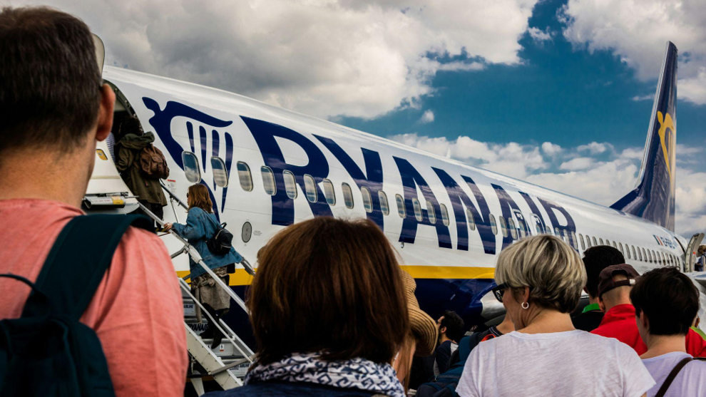 Pasajeros subiendo a un avión de Ryanair