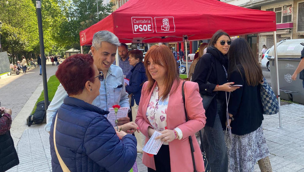  El secretario general del PSOE en Cantabria, Pablo Zuloaga, y la candidata socialista por Cantabria al Parlamento Europeo, Silvia Abascal, en un acto de campaña 