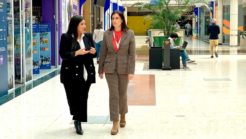 La alcaldesa de Santander, Gema Igual, se ha reunido con la nueva gerente del Centro Comercial Peñacastillo, Bárbara Sánchez de la Llama