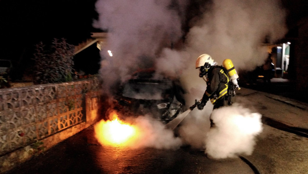 Bomberos sofocan el incendio en un vehículo en Santa María de Cayón | Foto: 112 Cantabria