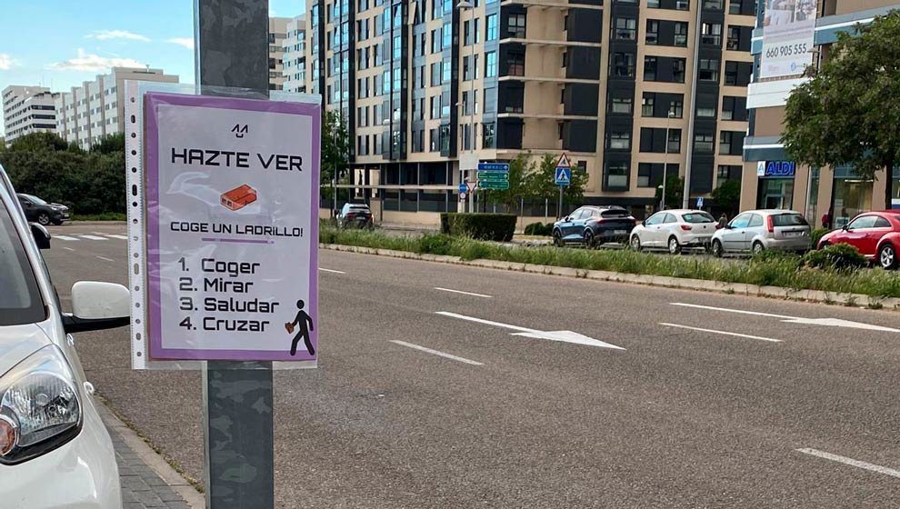 Cartel que anima a cruzar con un ladrillo en Valdebebas (Madrid) | Foto: MadridDecadente