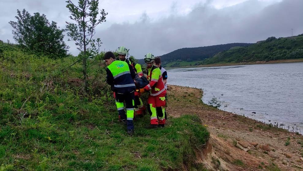 Porteo de una mujer herida en el pantano del Ebro | Foto: 112 Cantabria