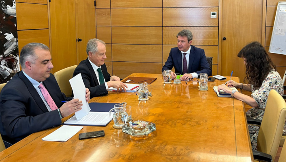 16:00 horas. Nuevos Ministerios, Madrid. Los consejeros de Fomento, Ordenación del Territorio y Medio Ambiente, Roberto Media, y de Industria, Empleo, Innovación y Comercio, Eduardo Arasti, se reúnen con el secretario de Estado de Transportes y Movilidad Sostenible, José Antonio Santano.