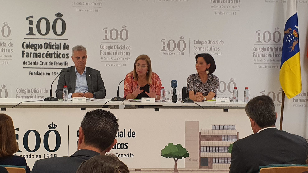 La secretaria general del Consejo General de Farmacéuticos, Raquel Martínez; el presidente del Colegio Oficial de Farmacéuticos de Santa Cruz de Tenerife, Manuel Ángel Galván, y la directora general de Programas Asistenciales, Antonia Pérez