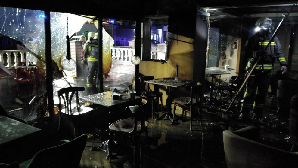 Un incendio en la terraza de un local hostelero de Laredo causa desperfectos en el mobiliario y la cristalera